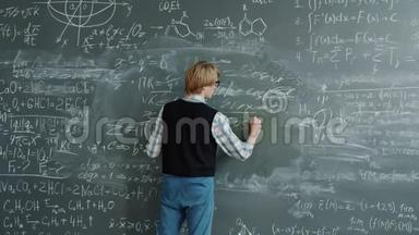 数学老师在黑板上写公式，然后在学校上讲教学课