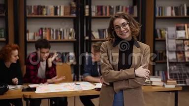 一位戴眼镜和<strong>棕色</strong>夹克的漂亮<strong>短发</strong>欧洲女学生站在高中图书馆的肖像