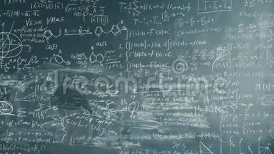 把聪明的年轻教授在黑板上写公式的时间缩短