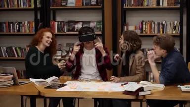 穿格子衬衫的男孩在<strong>同学</strong>间的大学图书馆里戴着虚拟现实眼镜。 的概念