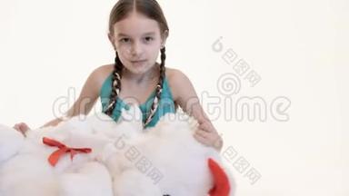 女孩扎着辫子，棕色的眼睛愤怒地在白色的背景上<strong>撕扯</strong>玩具熊。