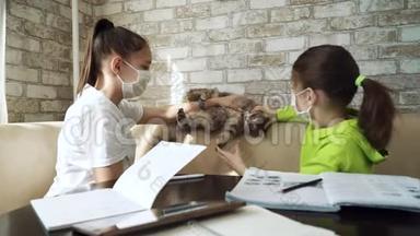 女孩子戴着医疗面具玩猫猫，而不是学习