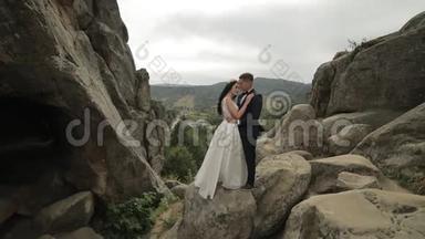 新郎新娘站在山上。 新婚夫妇。 新婚夫妇