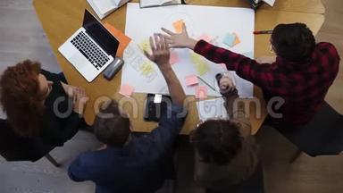 欧洲商业人士的快乐团队学生将手堆叠在一起，作为团队合作和帮助，友谊的概念