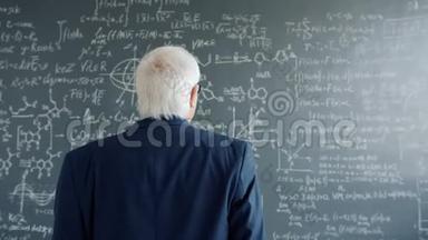 穿西装的成熟男人走向黑板墙，用公式看方程式