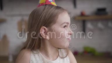 斯劳莫，特写照片，开朗的白种人黑发女孩，脸上沾满糖果咀嚼蛋糕。 快乐的小东西