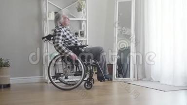 在<strong>家中</strong>，坐在轮椅上的老白种人一边看着窗户。 沮丧的退休老人交手