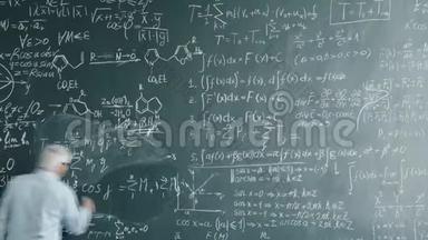 在课堂上，物理学家在黑板上写公式，画图画