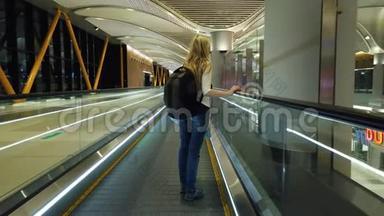国际机场<strong>自动扶梯</strong>上的女人。