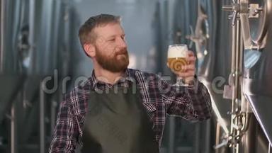 肖像。 男子啤酒厂站在啤酒厂时，检查啤酒罐中新酿啤酒的颜色