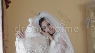 美丽可爱的新娘穿着睡衣和面纱。 结婚礼服。 慢动作