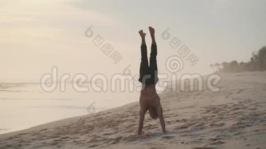 在海滩上训练时，男人会<strong>倒立</strong>，站在手臂上，然后坐在绳子上