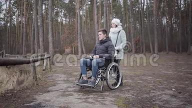 白种人妇女与坐轮椅的年轻残疾男子交谈的肖像。 病人的<strong>投标</strong>花费时间无效