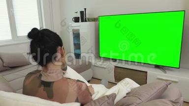 女子观看绿屏4k平板电视教练