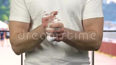 男人用肥皂泡沫彻底洗手。
