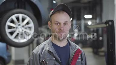 站在汽车修理店的成年白种人男装特写肖像。 严肃的维修工程师