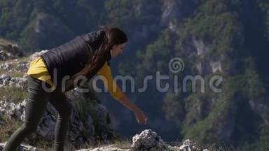 杨姑娘徒步旅行者把石头放在<strong>一堆</strong>石头上，<strong>一堆</strong>人造的石头上