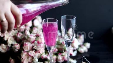 闪闪发亮的覆盆子饮料。 两个杯子里的香槟放在一张有冰的木桌上。 为了花和花环。