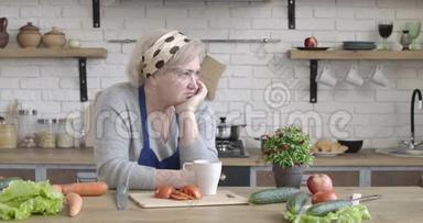 孤独的白种人退休者的肖像，看着远离现代厨房在家里。 沮丧的中年妇女
