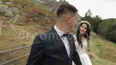 新郎新娘在山上散步。 <strong>新婚</strong>夫妇。 <strong>新婚</strong>夫妇