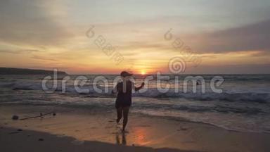 美丽的海滩上年轻、快乐和兴奋的亚洲女人在巴厘岛热带海滩享受黄金<strong>时光</strong>的<strong>剪影</strong>