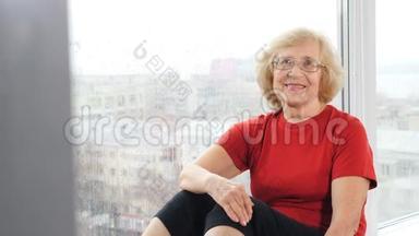 健身房里退休的讨人喜欢的女人的画像。健康活泼的老太太。活跃的老年人。健身室的老太太。4公里