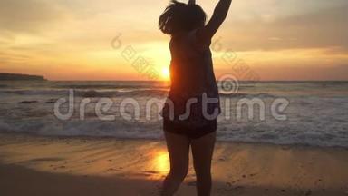 美丽的海滩上年轻、快乐和兴奋的亚洲女人在巴厘岛热带海滩享受黄金<strong>时光</strong>的<strong>剪影</strong>