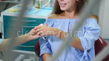 儿童牙科。 <strong>牙齿保护</strong>概念。 漂亮的16岁女孩，手里拿着<strong>牙齿</strong>模型。 微笑开朗的病人