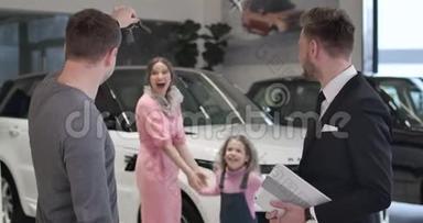快乐的白人小女孩从后台跑到父亲买新<strong>汽车</strong>和拿<strong>汽车钥匙</strong>。 成功