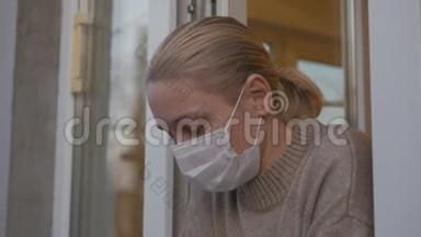 一个戴着医用面具的女人望着窗外