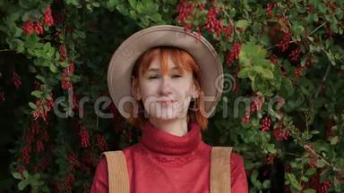一个年轻迷人的红发女孩，一头短发戴着帽子，在一个自然公园里穿着一件<strong>兵马俑</strong>毛衣。
