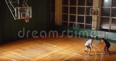 两名篮球运动员的俯视图，卷曲运球，夜间比赛，<strong>对峙</strong>，进攻，防守，三分