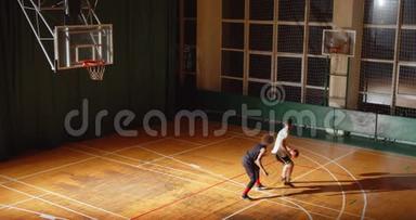 两名篮球运动员卷曲运球夜场对抗进攻<strong>对峙</strong>运动的俯视图
