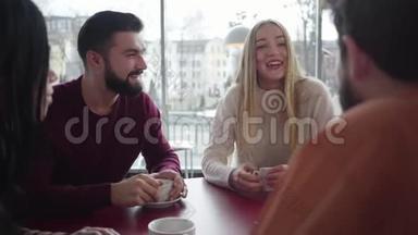 积极的年轻白人男朋友和女朋友谈论假期与朋友夫妇的画像。快乐