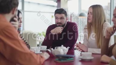 一群对数码上瘾的白种人朋友在咖啡厅聊天，看着桌上摆放的模糊设备