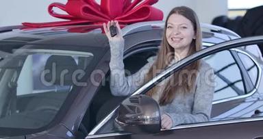 年轻的白种人女人站在<strong>汽车</strong>经销商的新<strong>汽车</strong>，带着<strong>钥匙</strong>和微笑。 幸福女主人的画像