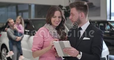 与交易员讨论<strong>购车</strong>问题的漂亮高加索女人的特写。 成功的商人买新汽车