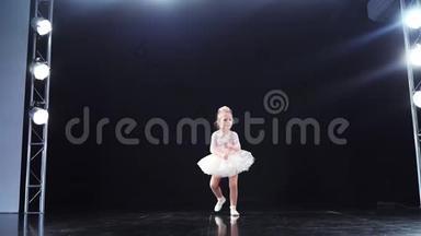 穿着白色<strong>芭蕾舞</strong>裙的小女孩和<strong>芭蕾舞</strong>演员在舞台上跳舞。 芭蕾。 孩子们`运动。 慢<strong>动作</strong>。 在斯塔迪加姆射击。