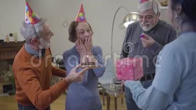 兴奋的老白种人女人在疗养院庆祝生日。 居民和志愿者吹党哨