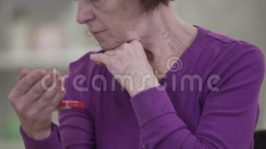 无法辨认的白人老女人用手摸着脸看着镜子。 <strong>失去工作</strong>的沮丧的退休老人
