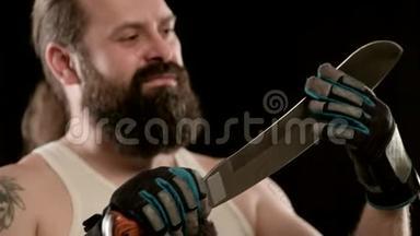 一个留着胡子的人，戴着黑色工作室的手套，手指沿着<strong>砍刀</strong>的刀刃。
