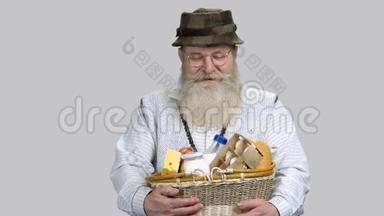 快乐退休老爷爷的画像与草篮食品杂货。