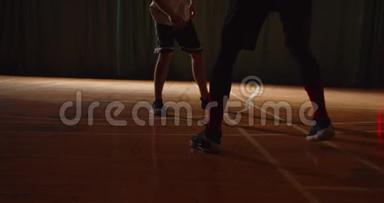 两个年轻的篮球运动员打篮球比赛爱好者体育馆