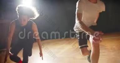 两名男青年篮球运动员<strong>穿梭</strong>比赛宴会厅晚上光线训练耐力