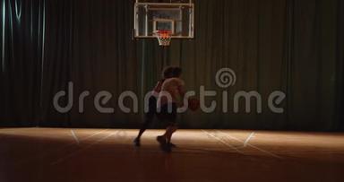 两名年轻的篮球运动员打篮球比赛，对峙防守进攻，<strong>夜场</strong>比赛，黑暗，剪影