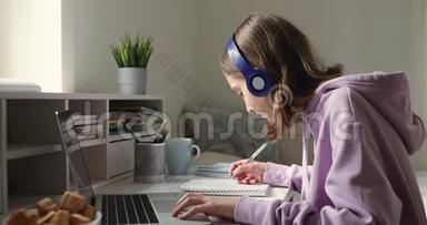 戴耳机在家上网学习的少女