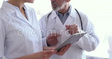 医疗队两名医生使用片剂、握手、特写