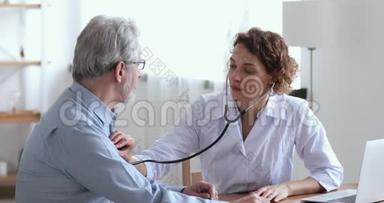 女医生拿着听诊器检查医院的老年病人