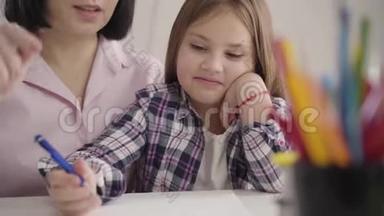 一位浓黑肤色的黑黑肤色女孩在练习本上写着自己无法辨认的母亲，在练习本上口述