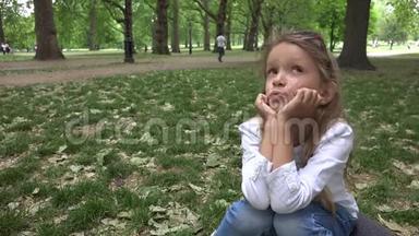 伦敦公园里的孩子，<strong>白金</strong>汉郡草地上的无聊孩子，独自一个不在户外玩耍的小女孩